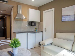 Minikøleskab, mikrobølgeovn, kogeplade, køkkentøj/tallerkener/redskaber