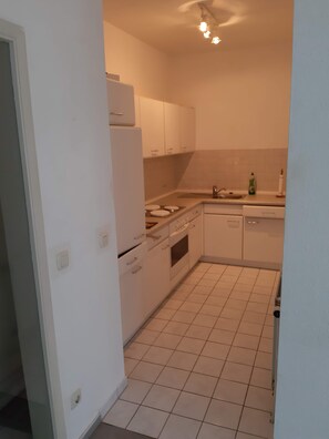 Kühlschrank, Mikrowelle, Herdplatte, Geschirrspüler