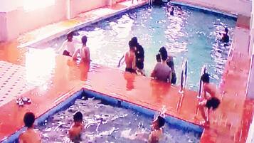 من حمّامات السباحة المغطاة