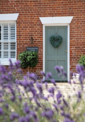 Exterior detail - Indulge in elegance at Toppesfield Hall Cottage: Hot Tub, Tennis, Bike Hire, Relaxation Treatments! (Halstead)
