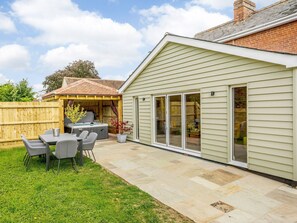 Outdoor dining - Indulge in elegance at Toppesfield Hall Cottage: Hot Tub, Tennis, Bike Hire, Relaxation Treatments! (Halstead)