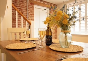 Dining - Indulge in elegance at Toppesfield Hall Cottage: Hot Tub, Tennis, Bike Hire, Relaxation Treatments! (Halstead)