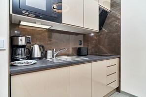 Microwave, dishwasher, coffee/tea maker, cookware/dishes/utensils