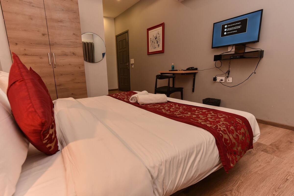 Egyptian cotton sheets, premium bedding, Select Comfort beds, free WiFi