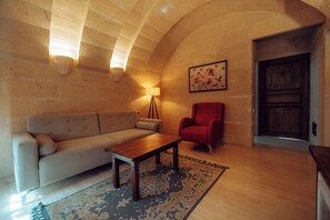 Comfort Suite | Living area | 80-inch TV with satellite channels - Mahiye Hanim Konagi (Ürgüp)