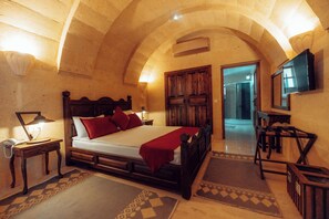 Suite Premium | 1 dormitorio, ropa de cama de alta calidad, minibar