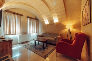Comfort Suite | Living area | 80-inch TV with satellite channels - Mahiye Hanim Konagi (Ürgüp)