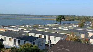 Une rangée de maisons mobiles avec vue sur le lac.