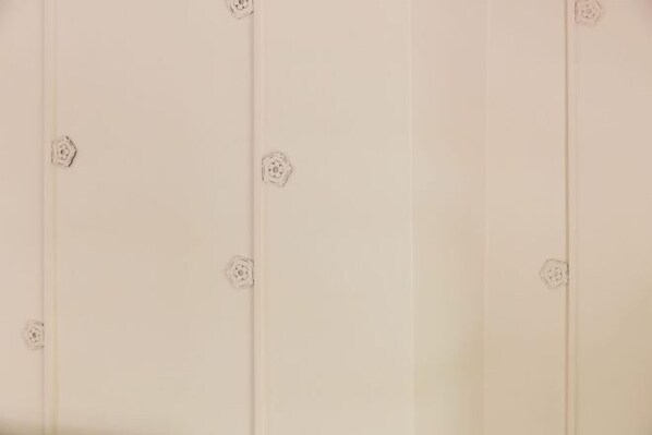 Cribs/infant beds