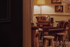 A room with a sofa, a small table, and a lamp. - No.1 York (York)