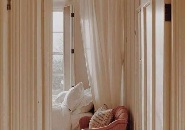 Cribs/infant beds