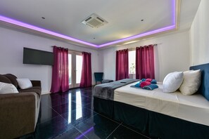 8 Schlafzimmer, Zimmersafe, Schreibtisch, Bügeleisen/Bügelbrett