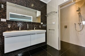 Dusche, Whirlpool, Haartrockner, Bidet