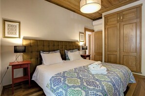 1 habitación, tabla de planchar con plancha y cuna de viaje 