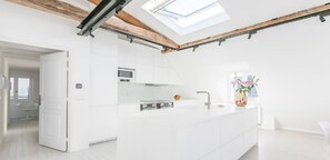 Een koelkast, een magnetron, een oven, een kookplaat