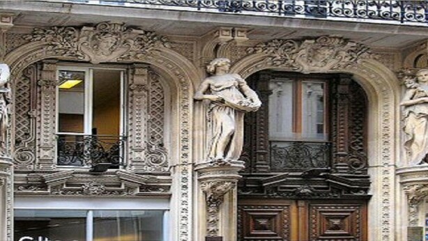 An ornate building facade with intricate carvings and statues. - A STRIKING SUNLIT HAUSSMANN PENTHOUSE- LUXURY LIVING IN MONCEAU CHAMPS ELYSEES (Paris)