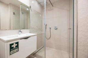 Shower, hair dryer, towels