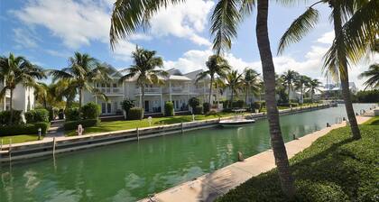 Coral Lagoon Single Family Home 3bed/2.5bath with 40' Boat Slip w/ Power + Water