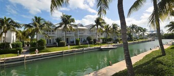 Coral Lagoon Single Family Home 3bed/2.5bath with 40' Boat Slip w/ Power + Water