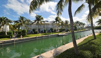 Coral Lagoon Single Family Home 3bed/2.5bath with 40' Boat Slip w/ Power + Water