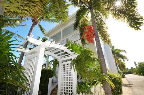 Coral Lagoon Single Family Home 3bed/2.5bath with 40' Boat Slip w/ Power + Water