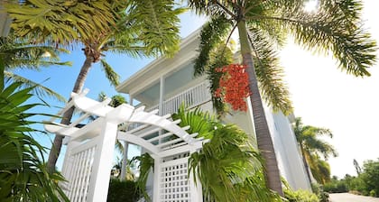 Coral Lagoon Single Family Home 3bed/2.5bath with 40' Boat Slip w/ Power + Water