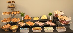 Daily buffet breakfast for a fee - Park Inn by Radisson Bournemouth (Bournemouth)