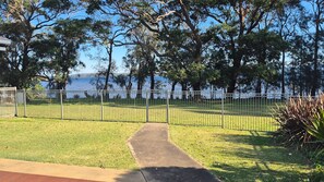 Property grounds - Peaceful Waterfront, wheelchair accessible - Stunning Location for Family Holiday (Sanctuary Point)