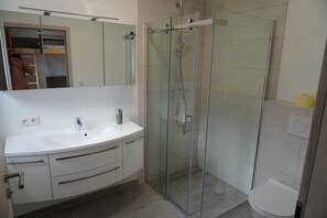 Bathroom - Ap. Deluxe with whirlpool and Finnish barrel sauna (Imsterau)