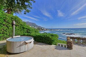 Outdoor spa tub - Camps Bay Luxury Villa - Bingley Place (Cape Town)