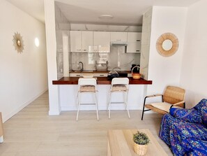 Kühlschrank, Mikrowelle, Wasserkocher mit Kaffee-/Teezubehör, Toaster