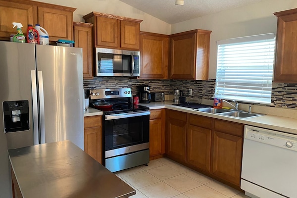 Refrigerador, microondas, placa de cocina, lavavajillas