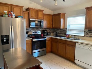 Fridge, microwave, stovetop, dishwasher