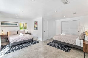 4 habitaciones, tabla de planchar con plancha y cuna de viaje 