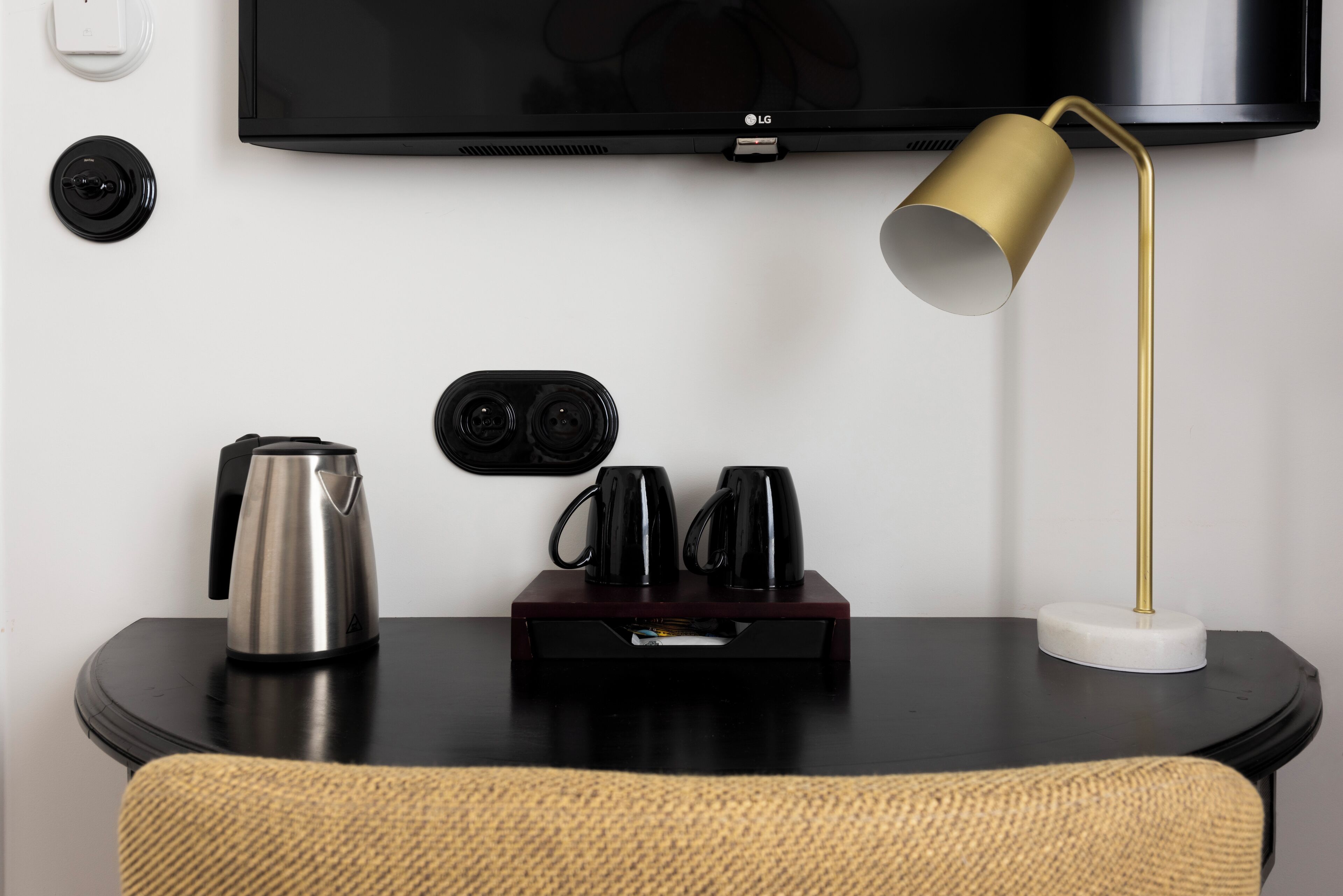 1 bedroom, desk, laptop workspace, soundproofing