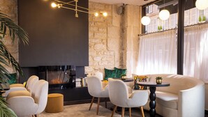 Ein modernes Wohnzimmer mit Steinwand, Kamin und zeitgenössischen Möbeln.