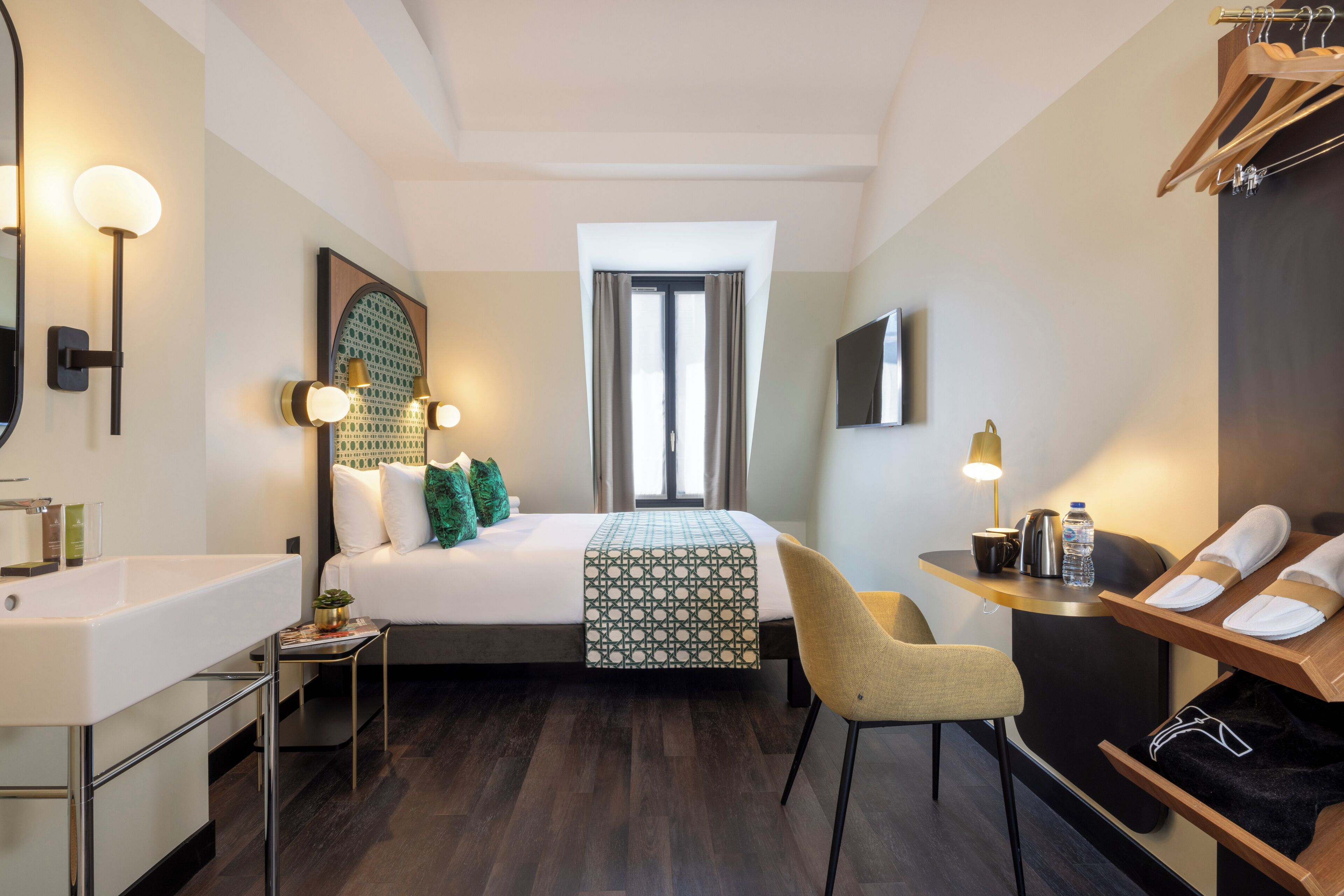 privilege double room with bathtub | 1 bedroom, desk, laptop workspace, soundproofing