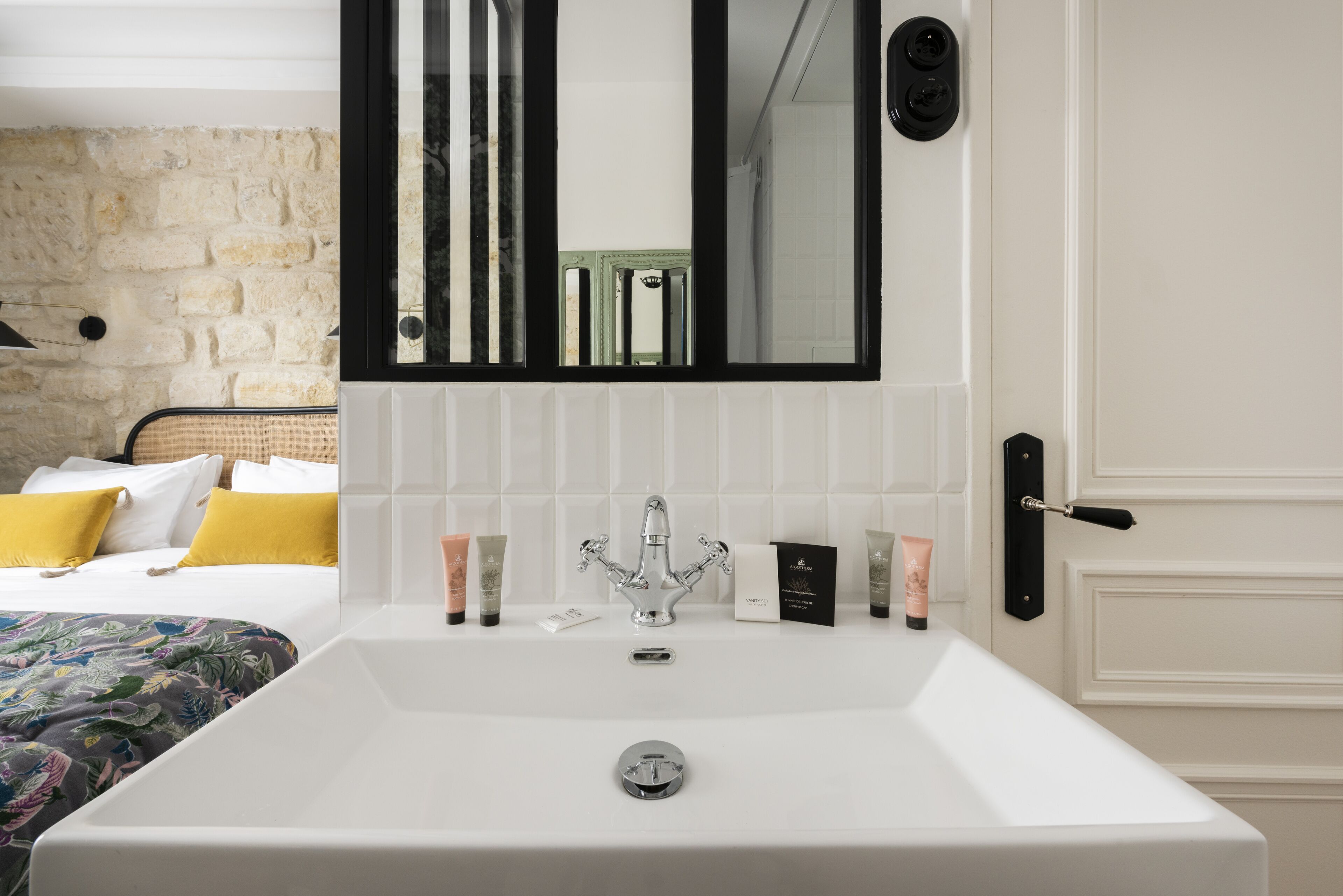 double room | 1 bedroom, desk, laptop workspace, soundproofing