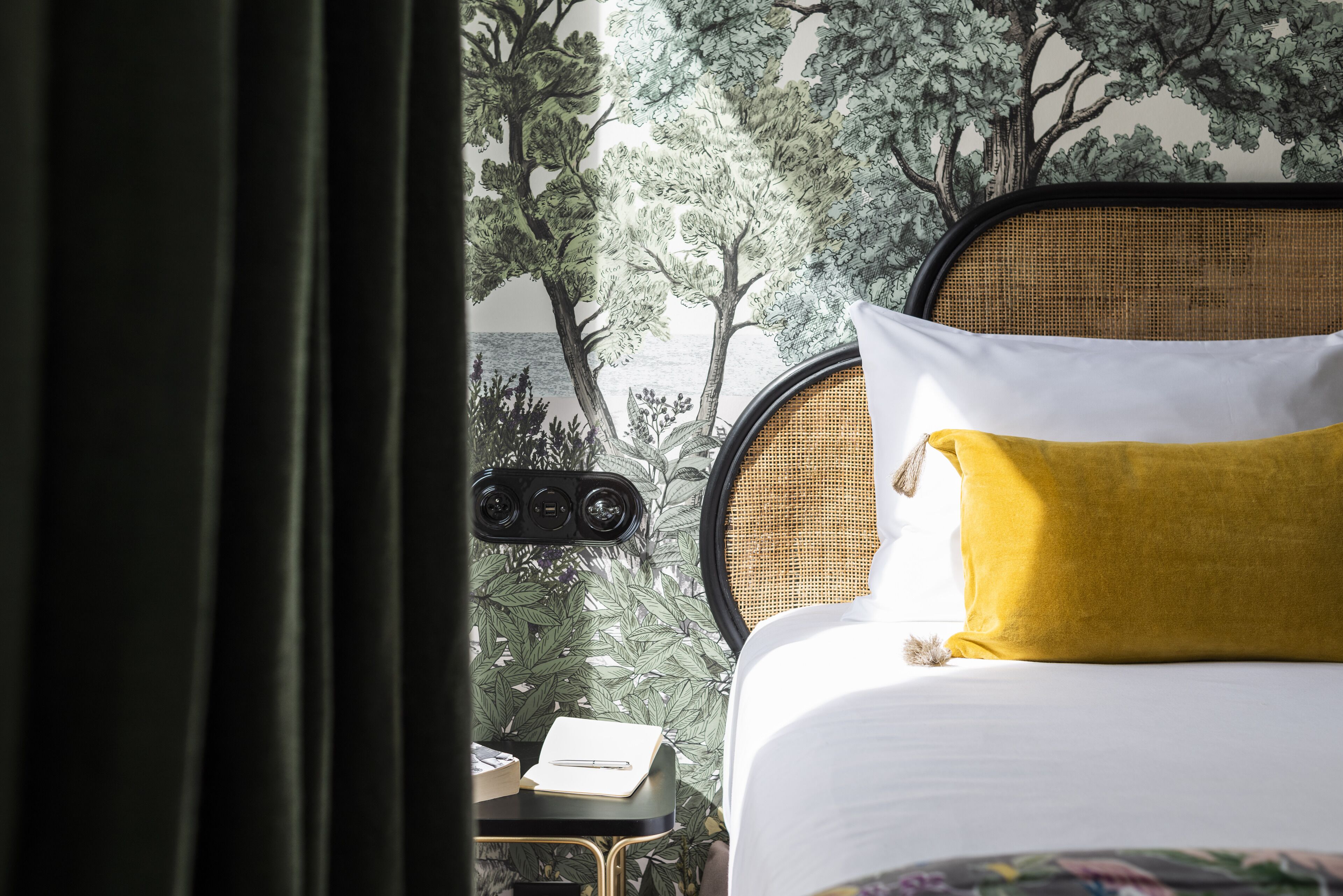 superior double room, bathtub | 1 bedroom, desk, laptop workspace, soundproofing