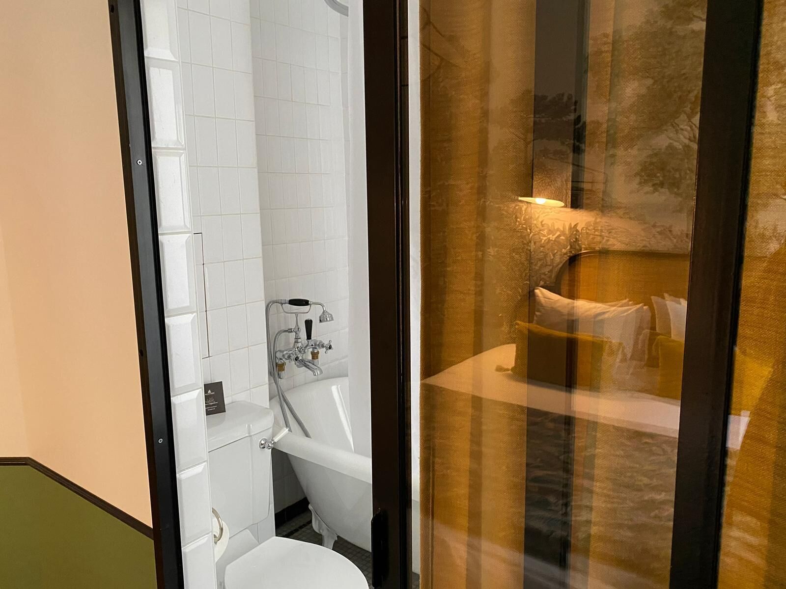 Un baño con inodoro blanco, bañera y ducha.