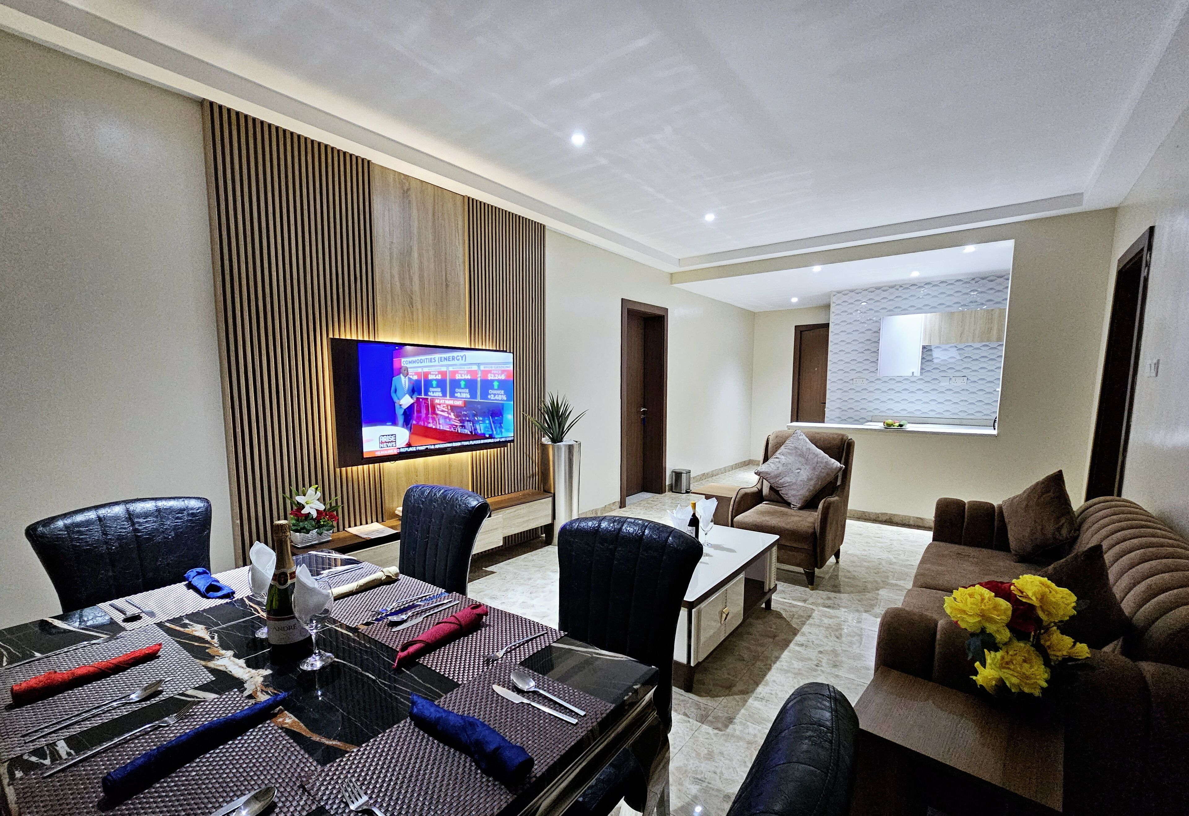Comfort Suite | Living area | Flat-screen TV