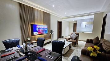 Comfort Suite | Living area | Flat-screen TV