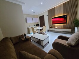 Comfort Suite | Living area | Flat-screen TV