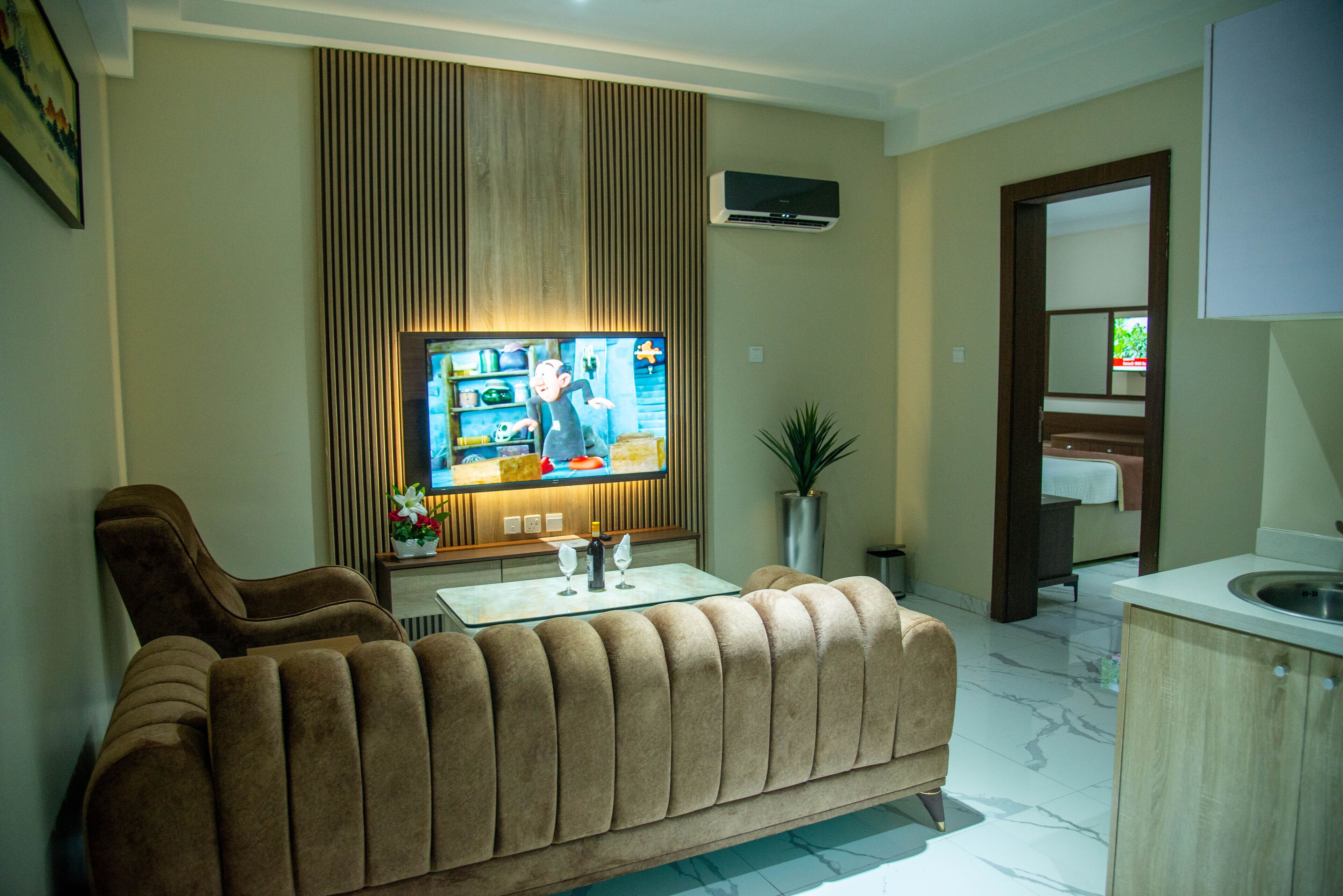Comfort Suite | Living area | Flat-screen TV