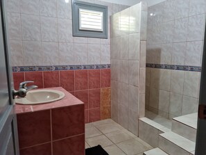 Shower, towels - house with swimming pool (Las Terrenas)