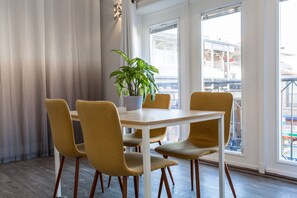 Dining - ❤️ Modern 2BR Apt Right next to Wrigley Field & Transit  (Chicago)
