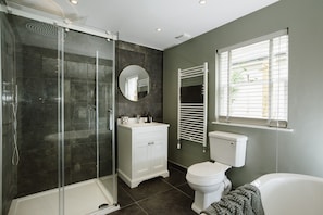 Bathtub, hair dryer, towels, soap - Atlantic Hideaway (Newquay)