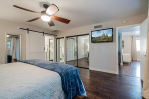 3 habitaciones, tabla de planchar con plancha y cuna de viaje