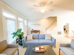 Smart TV - Modern, Bright, Spacious 4 Bed3.5 BA Luxury Home Walking Distance DT Apex (Apex)