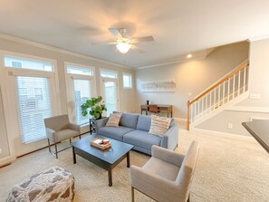 Smart TV - Modern, Bright, Spacious 4 Bed3.5 BA Luxury Home Walking Distance DT Apex (Apex)